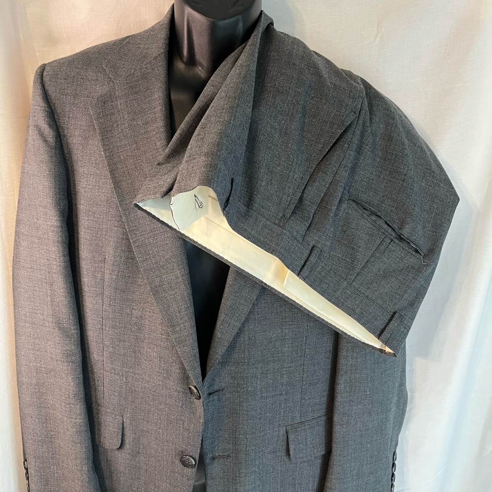 Men’s 2-Piece Gray Stafford 2 button suit. Sz 40R. Vented back. Excellent cond!
